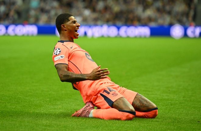 受伤的彭啸进入战上海U20的替补席，此前球员遭遇韧带损伤